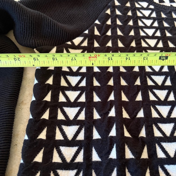 Geometric Sweater - Picture 5 of 5